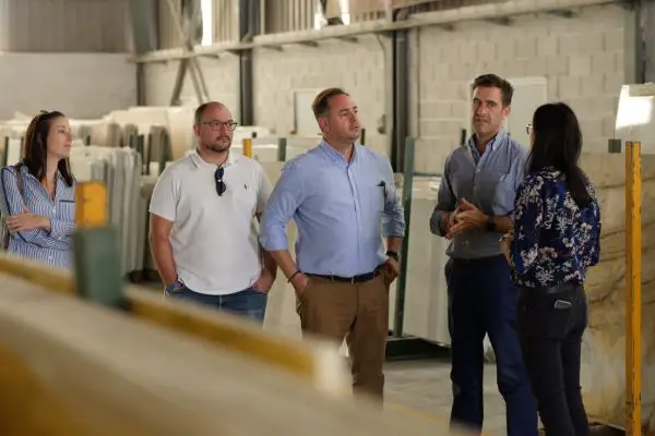 El candidato del PP y al alcalde de Macael, Raúl Martínez, visitaron ayer una de las empresas punteras del mármol en la localidad.