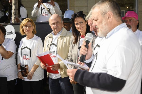Como prolegómeno al Día de las Personas Sin Hogar, que se conmemora el próximo día 27, la ONG ha celebrado un acto en Puerta Purchena para concienciar sobre la realidad de la exclusión social.