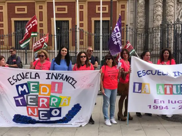 Noemí Cruz apoya a las ex empleadas de la escuela infantil Mediterráneo en la protesta que han realizado frente al Palacio de San Telmo.