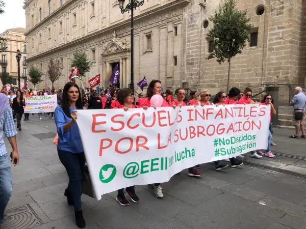 Noemí Cruz apoya a las ex empleadas de la escuela infantil Mediterráneo en la protesta que han realizado frente al Palacio de San Telmo.
