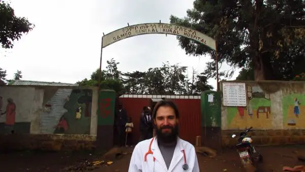 El médico, que ejerce en el hospital etíope de Gambo, estará en las Jornadas Internacionales de Actualización en Vacunas