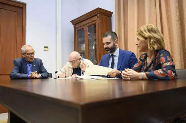 El alcalde firma un convenio de colaboración con el presidente de Banco de Alimentos, Juan Azorín, de cara a coordinar acciones dirigidas a mejorar la vida de personas en riesgo de exclusión social.