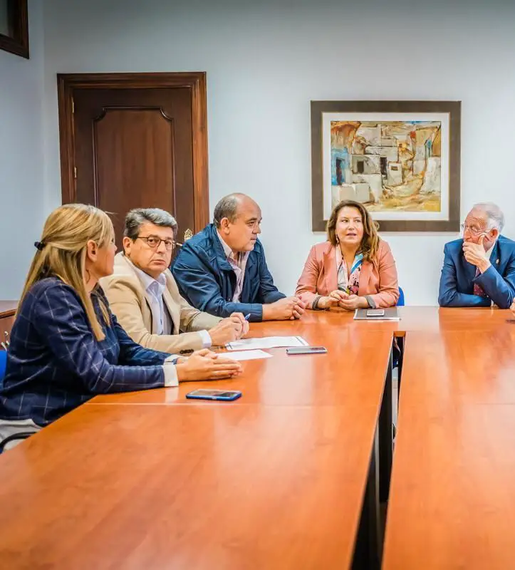 Los candidatos del PP se han reunido con el gerente de Asopesca que les ha trasladado su preocupación por los pescadores almerienses que se dedican a la pesca de arrastre.