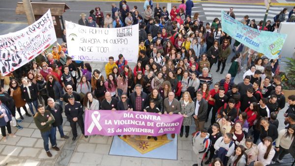 Cientos de personas se han unido para dar voz a la violencia sexista y el alumnado de los IES han puesto su granito de arena con la representación de varias actividades.