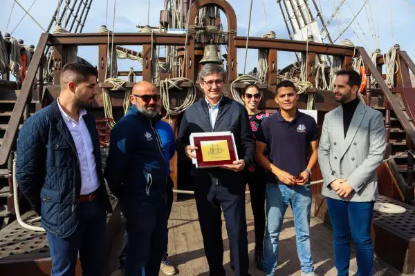 El alcalde visita la embarcación y afirma que se trata de un privilegio contar con esta embarcación” que llega tras recorrer medio mundo.