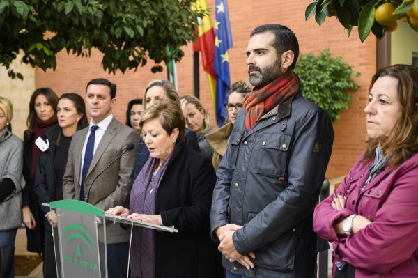 El alcalde de Almería, Ramón Fernández-Pacheco, señala que “desde el Ayuntamiento de Almería no podemos permanecer impasibles ante esta realidad, por lo que trabajamos a diario para erradicar esta lacra”.