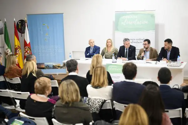 El concejal de Promoción, Carlos Sánchez, y el delegado de Salud, Juan de la Cruz, han acompañado a la presidenta del Colegio de Farmacéuticos de Almería, Gema Martínez, en la inauguración.