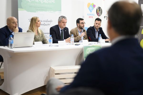 El concejal de Promoción, Carlos Sánchez, y el delegado de Salud, Juan de la Cruz, han acompañado a la presidenta del Colegio de Farmacéuticos de Almería, Gema Martínez, en la inauguración.