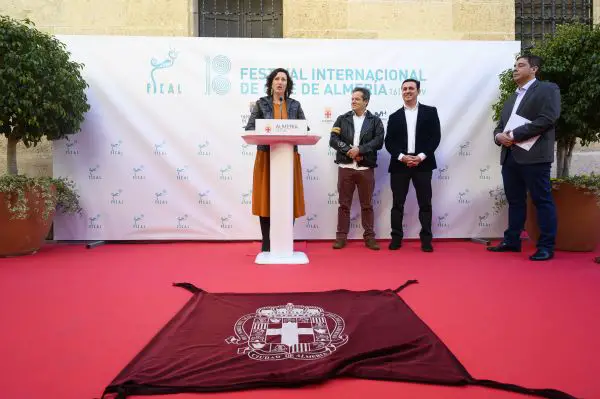 El actor recibe el Premio Homenaje ‘Almería, Tierra de Cine’ de FICAL y descubre la Estrella con su nombre en el Paseo de la Fama, frente al Teatro Cervantes.