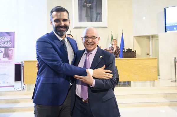 El Ayuntamiento de Almería ha concedido este viernes el Escudo de Oro de la Ciudad al profesor Antonio Galindo