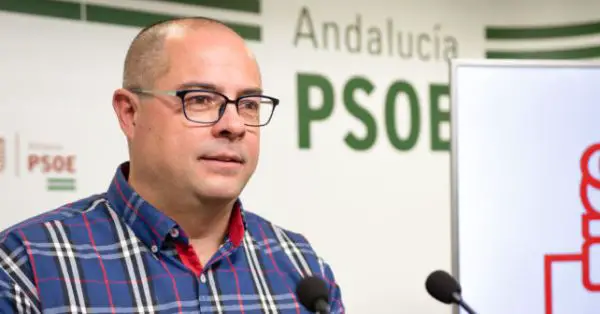 El portavoz socialista, Juan Herrero, defiende que hay que buscar soluciones que no perjudiquen a la agricultura tradicional.