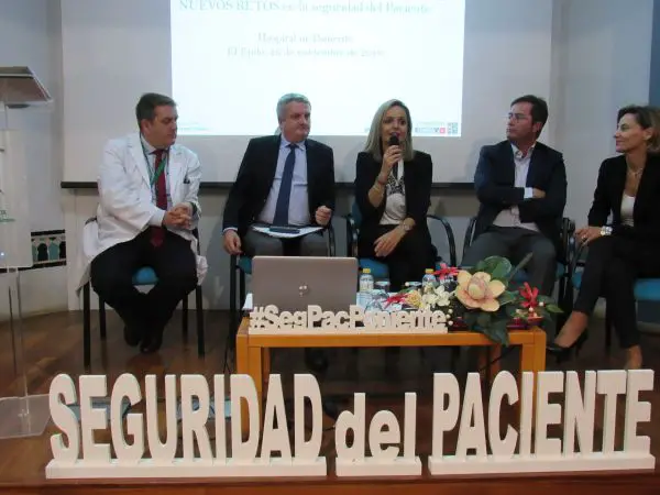 El centro organiza un encuentro en el que participan más de 90 profesionales y en el que se ha presentado en la provincia la nueva Estrategia de Seguridad del Paciente de Andalucía.
