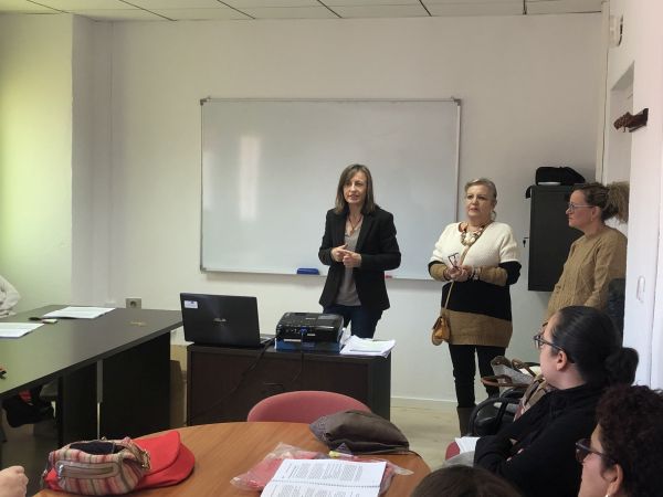 • La Alcaldesa, Francisca Lourdes Fernández y la Teniente de Alcalde y Concejala de Bienestar Social, María del Mar Meca han acompañado a las alumnas en el inicio de las sesiones