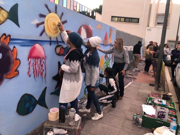La formación coordinada por los grafiteros Nauni, Dank e Ico, se ha realizado en el exterior de la Asociación A Toda Vela.
