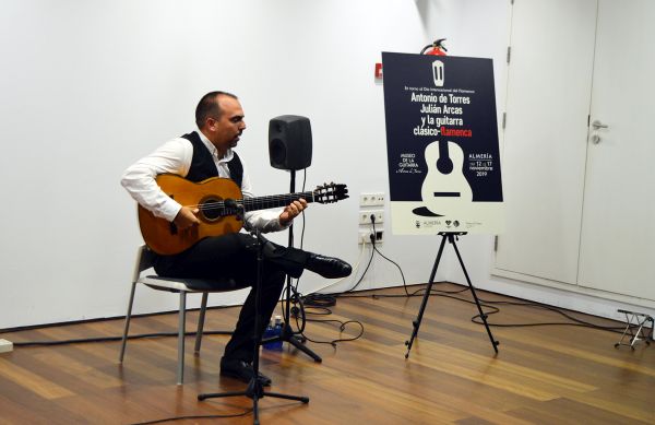 El Museo de la Guitarra recibió anoche dos nuevas actividades del Área de Promoción y la Sociedad Guitarrísitica, con motivo de la celebración del Día Internacional del Flamenco.