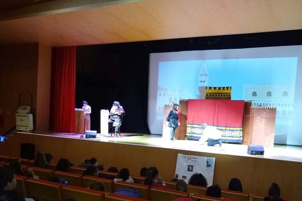 Entre el lunes y el jueves de esta semana, la Universidad de Almería se encuentra recibiendo en su Paraninfo a niños de 25 centros educativos, uniéndose así a la celebración mundial auspiciada por la UNESCO con motivo, este 2019, del V Centenario de la muerte de Leonardo da Vinci.