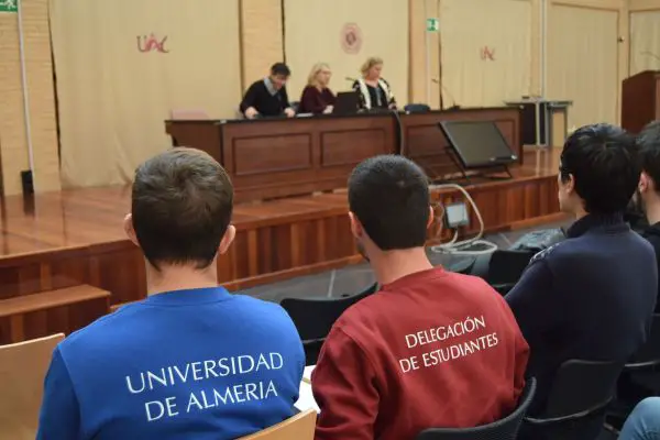 La vicerrectora Maribel Ramírez les traslada durante las I Jornadas de Formación de Representantes de Estudiantes los objetivos fijados desde el equipo de gobierno de la Universidad de Almería en esta materia, con la creación del Estatuto del Estudiante como uno de los más destacados.