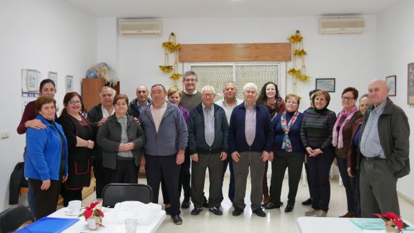 El alcalde de Adra y concejales del equipo de Gobierno les han acompañado en esta reunión navideña y les han obsequiado con pascueros