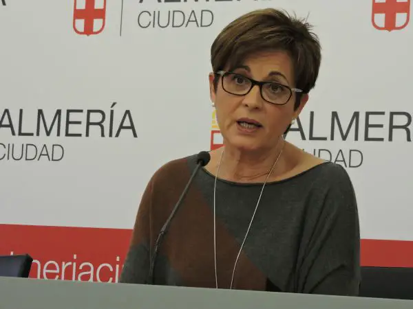 El PSOE exige al alcalde “que no venda los derechos de las mujeres” a cambio de que Vox le dé “su sillón o los presupuestos municipales”.