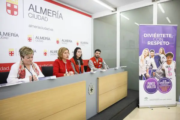 El Ayuntamiento se suma con dos carpas a la campaña 'Sólo sí es sí' por espacios de ocio libres de violencia sexista, junto al Instituto Andaluz de la Mujer y con profesionales y voluntarios de Cruz Roja.