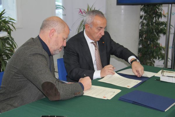 Javier Imbroda y Alejandro Blanco, presidente del COE, firman un convenio para su desarrollo en un total de 102 centros educativos y que beneficiará a más de 8.000 escolares.