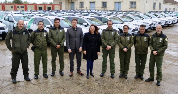 Carmen Crespo se compromete a aumentar la inversión destinada a renovar estos medios terrestres que actualmente ascienden a 700 coches.