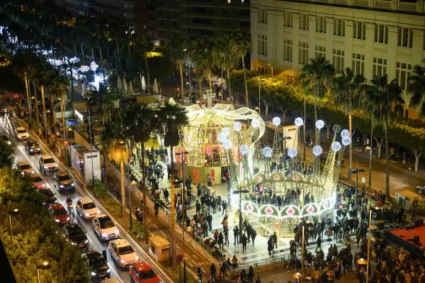 El alcalde, Ramón Fernández-Pacheco, y miles de almerienses comparten el encendido de la Iluminación navideña en el Mirador de la Rambla.