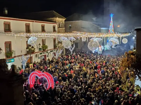 El Ayuntamiento de Fondón celebra un espectáculo de luz y color para dar paso al encendido oficial del alumbrado navideño.