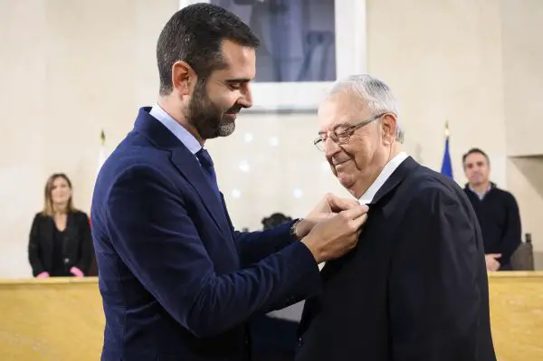 Ramón Fernández-Pacheco ha impuesto el máximo reconocimiento a quien, tras 58 años trabajando en el sector del comercio de Almería, ha convertido su nombre “en sinónimo de emprendimiento y talento”.