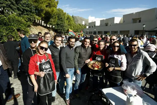Más de mil personas participan en una jornada de convivencia en torno a uno de los platos más arraigados en la provincia de Almería