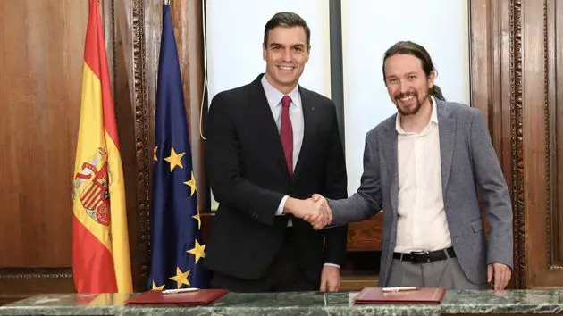El secretario general del PSOE y presidente del Gobierno en funciones, Pedro Sánchez, y el secretario general de Podemos, Pablo Iglesias, tras la firma del acuerdo.