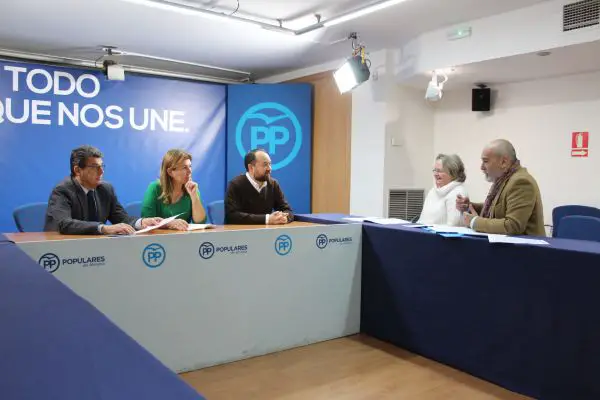 Ramón Herrera, Rosalía Espinosa y Juan José Matarí se han reunido hoy con AUAN para escuchar las preocupaciones de los afectados y trasladarles la posición del Partido Popular.