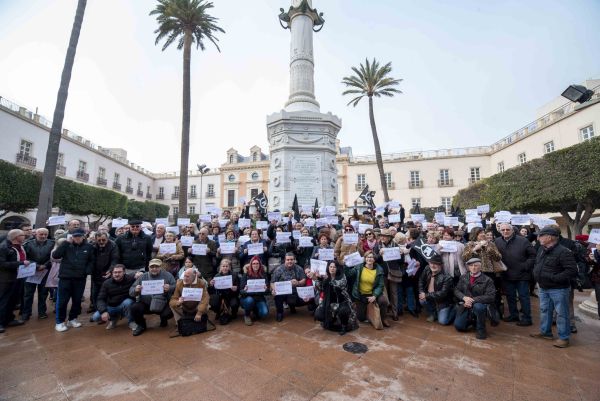 Representantes de las 117 alegaciones presentadas y rechazadas por el Ayuntamiento protestan en la Plaza Vieja, mientras a esa hora el Pleno decidía con los votos el PP y VOX sacarlo adelante.