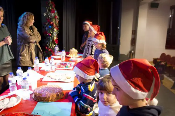 Los más pequeños del municipio disfrutaron de una agenda repleta de actividades de la que destaca el cine infantil, el taller de adornos navideños, la noche vieja infantil, la zambomba de cuentos, entre otros.