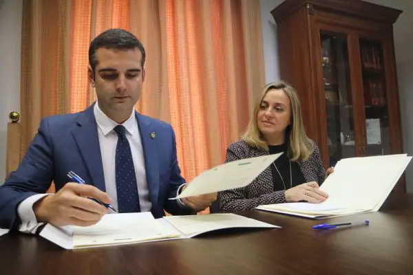 La consejera Marifrán Carazo y el alcalde de Almería, Ramón Fernández-Pacheco, firman el convenio que permitirá la integración tarifaria en otoño.