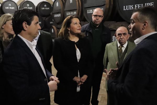 La consejera visita las instalaciones de Bodegas Rubio en La Palma del Condado y resalta la calidad “suprema” de los productos de la comarca.