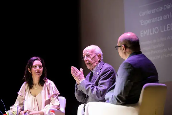 El Consejo Social de la Universidad inspira a la juventud con la conferencia del Premio Princesa de Asturias de Comunicación y Humanidades en el ciclo ‘Pensar el futuro’