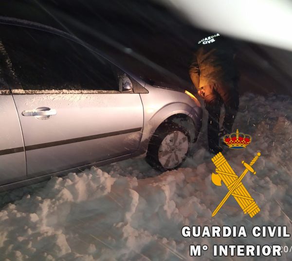 La Guardia Civil de Almería auxilia a varios vehículos durante el temporal