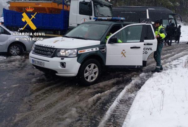 La Guardia Civil rescata a tres personas aisladas al quedar sus vehículos inmovilizados en la nieve.