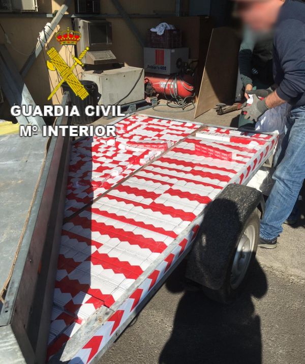 La Guardia Civil localiza las cajetillas de tabaco que estaban ocultas endobles fondos o camufaldosen los espacios naturales de un furgón y del remolque de otro vehículo, ambos procedentes de Argelia.