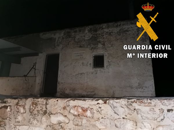 La Guardia Civil rescata a dos varones de 69 y 35 años, junto a dos mujeres de 41 y 30 años con claros síntomas de hipotermia.