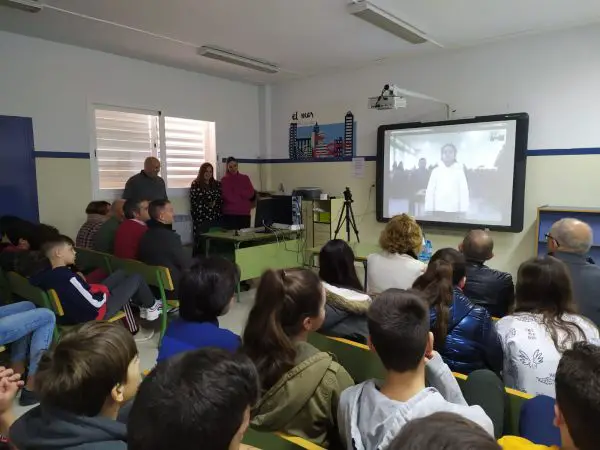 El delegado de Educación y Deporte asiste a una videoconferencia entre el colegio “Sagrados Corazones” de Marjayoun (Líbano) y el IES “Torreserena” de Viator.