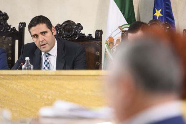 Con un incremento de más del 3% respecto al año pasado, el concejal de Economía, Juan José Alonso, defiende unas cuentas “buenas” para Almería y agradece el apoyo a las mismas de VOX y Ciudadanos.
