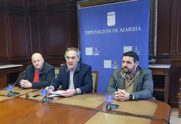 El PSOE reprocha al presidente de Diputación que claudique a las medidas del Gobierno andaluz que pretenden “liquidar” los servicios en los pueblos.