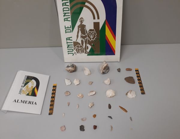 El material hallado, donde destaca una hoja o láminas de sílex melado, ha sido entregado al Museo Arqueológico de Almería