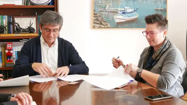 Manuel Cortés ha firmado el contrato que dará lugar al desarrollo de este plan, celebrado en el marco de las Estrategias de Desarrollo Local Participativo del GALP.