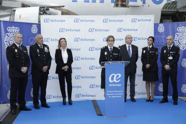 La subdirectora general del Gabinete Técnico, Eulalia González Peña, ha manifestado que “comienza un vuelo conjunto; un vuelo compartido entre la Policía Nacional y Air Europa. Un vuelo con un único destino: servir al ciudadano”.
