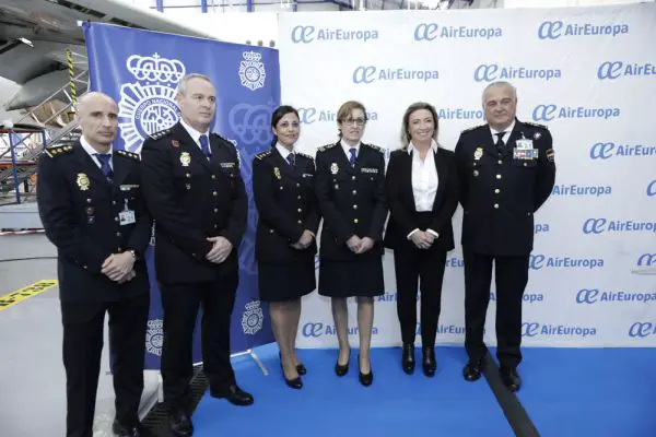 La directora general de Air Europa, María José Hidalgo, ha destacado los principios y valores de la Policía Nacional y ha hecho hincapié en el orgullo que supone para la aerolínea “llevar a lo más alto el nombre de la Policía Nacional”.