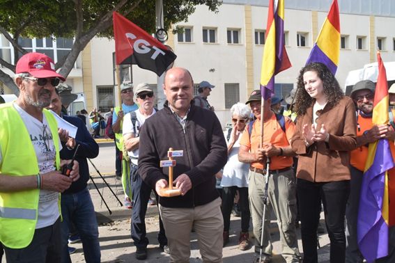 Los concejales Pedro Peñas y Patricia Berenguer del Ayuntamiento de Adra reciben la IV Marcha Málaga Almeria #Desbanda2020 en recuerdo del Crimen de la carretera de la Muerte 1937.