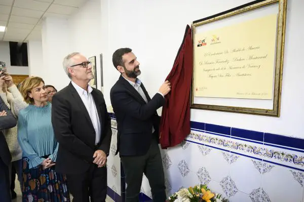 Ramón Fernández-Pacheco ha inaugurado la nueva sede de la asociación que, presidida por Pedro Fernández Muñoz, quiere dinamizar el barrio y participar en el desarrollo de Almería.